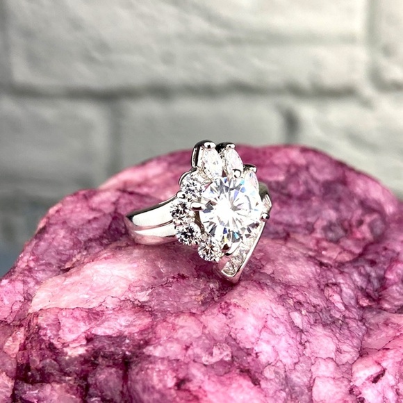 2 for $30 🌸 Boutique Clear Rhinestone Dinner Ring Formal Fashion Ring Size 6 - Picture 1 of 3